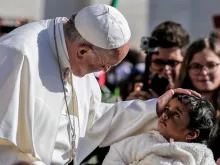 Papa abençoa uma menina ao início da Audiência Geral.