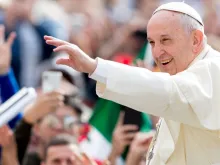 Papa Francisco saúda os fiéis reunidos no Vaticano.