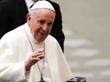 Papa saúda fiéis na Sala Paulo VI.