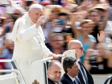 Papa Francisco em sua chegada à Praça de São Pedro.