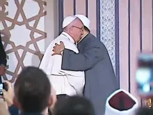 Papa Francisco saúda o grande imã de Al-Azhar 