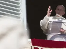 Papa Francisco abençoa os fiéis na praça de São Pedro.