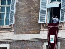 Papa Francisco se dirige aos fiéis do Palácio Apostólico.