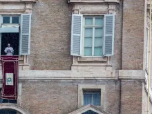 Papa reza o Ângelus no Palácio Apostólico.