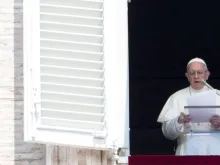 Papa durante a oração do Ângelus.