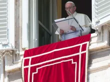Papa Francisco reza o Ângelus no Vaticano.