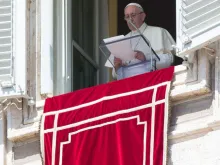 Papa Francisco fala da janela do Palácio Apostólico.
