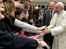 Papa saúda jovens na Sala Paulo VI.