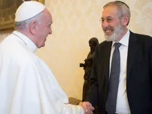 Papa Francisco cumprimenta o rabino de Roma.