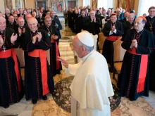 Papa saúda os participantes na audiência.