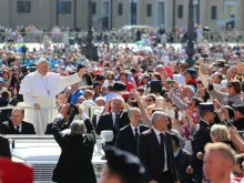Papa saúda os fiéis durante a Audiência Geral.