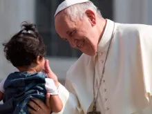 Papa Francisco saúda peregrinos.