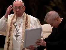 Papa Francisco abençoa  fiéis quem participaram da Audiência.