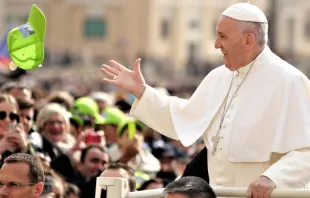 Papa recebe um boné de um peregrino durante a Audiência 