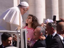 Papa Francisco saúda uma menina na Audiência Geral.