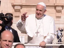 Papa Francisco chega à Praça de São Pedro 