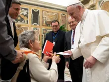 O Papa cumprimenta uma mulher doente durante a audiência.