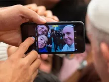 Papa Francisco faz selfie com fiéis durante a Audiência.