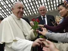 Papa Francisco saúdo fiéis na Sala Paulo VI.