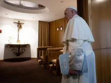 Papa chega à capela da Sala do Sínodo.