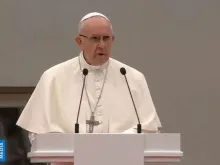 Papa Francisco fala diante das autoridades lituanas.