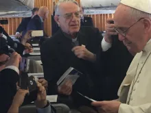 Papa Francisco conversa com jornalistas no voo papal a Lesbos.