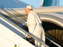 Papa Francisco subindo no avião papal.