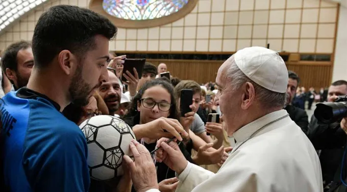 PapaFranciscoBalonFutbol_240519_VaticanMedia.jpg ?? 