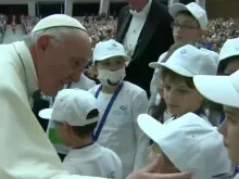 Papa Francisco saúda um grupo de crianças no Hospital ‘Bambino Gesú’ de Roma. Imagem captura Youtube