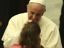 Papa Francisco abençoa uma jovem.