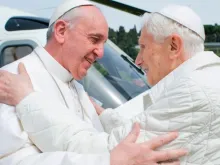 Papa Francisco e Bento XVI 