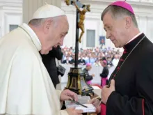 Papa Francisco e o Cardeal Blase Cupich no Vaticano. Crédito: Vatican Media 