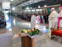 Papa saúda fiéis na Catedral de Abu Dhabi.