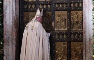 Papa fecha a Porta Santa da Basílica de São Pedro.