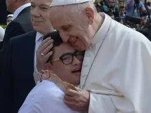 Papa Francisco abraça uma criança na Colômbia