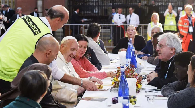 PapaFranciscoComidaPobres_LOR_14112017.jpg ?? 