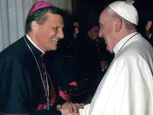 Dom Mario Grech cumprimenta o Papa Francisco.