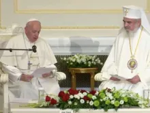 Papa Francisco pronuncia discurso ao Patriarca Daniel da Igreja Ortodoxa da Romênia.