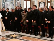 Papa Francisco com os sacerdotes do Pontifício Colégio Pio Latino-americano