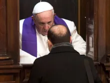 Papa Francisco atendendo a confissão de um sacerdote.