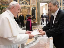 O Papa Francisco recebe as credenciais de um dos novos embaixadores.