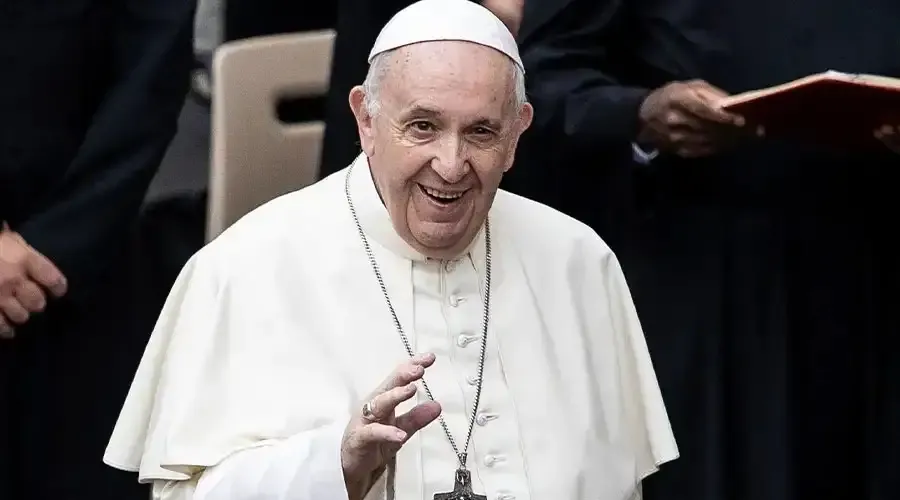 Sem nutrir as raízes, toda tradição religiosa perde fertilidade, diz o papa
