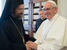 Papa Francisco saúda membro da delegação ortodoxa.
