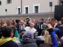 Papa saúda os fiéis reunidos no Santuário.