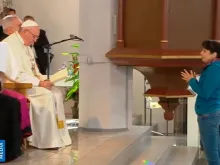 Papa Francisco escutando o testemunho de Marina.