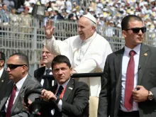 Papa Francisco saúda os fiéis congregados no Cairo para escutar seu discurso