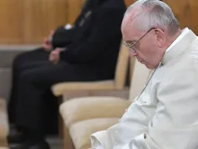 Papa Francisco meditando durante seus exercícios espirituais. Daniele Garofani (L'Osservatore Romano)
