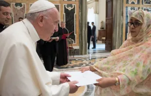 Papa Francisco recebe a credencial da embaixadora da Mauritânia 