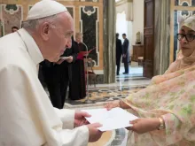 Papa Francisco recebe a credencial da embaixadora da Mauritânia 