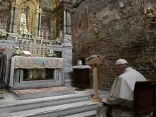 Papa Francisco reza diante da Virgem, em Loreto.